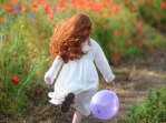 little-girl-running-in-a-poppy-field-picture-id881787978